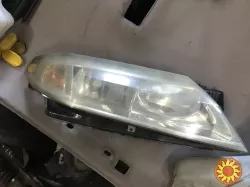 Бу корпус фары правый Renault Laguna 2, 8200002847, дефект-трещинка, крепления все целые