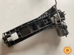 Бу держатель наружной ручки двери передней правой Mercedes W168, A1687600234