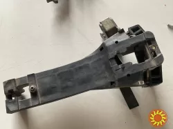 Бу держатель наружной ручки двери задней правой Mercedes W168, A1687600834