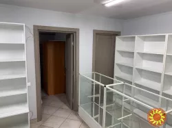 Сдам фасадное коммерческое помещение с ремонтом на ул.Сегедской.