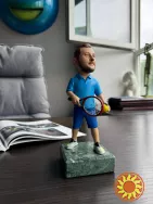 Шарж-статуетка тенісиста за фото на замовлення | Карикатурна фігурка з ракеткою і м’ячем