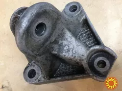 Б/у кронштейн двигателя Renault 8200000032 1.9dCi,