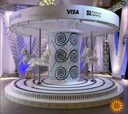 Фотозона «Карусель» з кіньми на замовлення