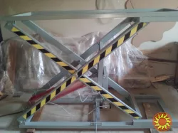 Пневматичний стіл для оббивки м'яких меблів