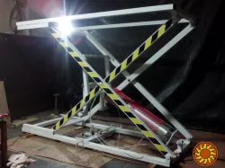 Пневматичний стіл для оббивки м'яких меблів